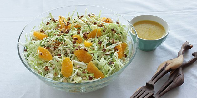 Spidskålssalaaten smager ekstra godt med lidt dijondressing på
