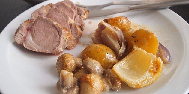 Kødet bliver dejligt mørt, og grøntsagerne tager masser af smag fra flødesovsen.