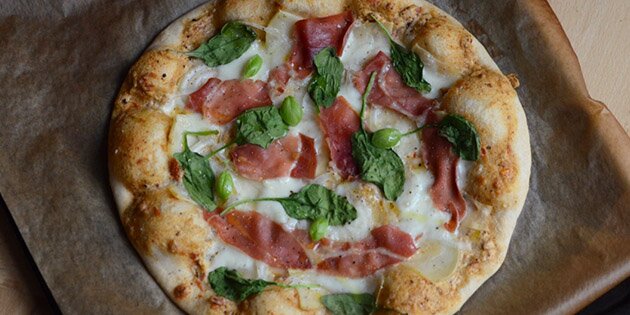 Bunden puffer op i ovnen, mens skinken bliver sprød, og osten smelter og binder det hele sammen.