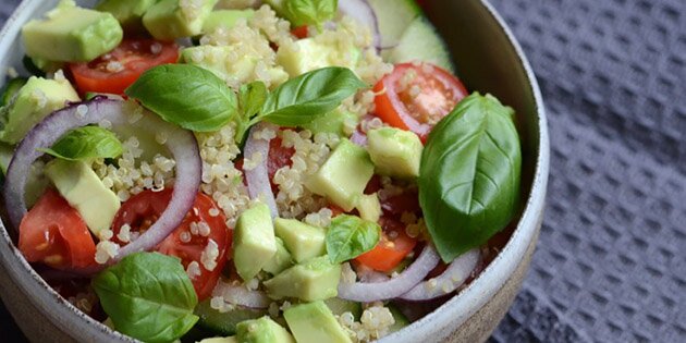 Quinoa er med til at gøre salaten dejligt fyldig og mættende.