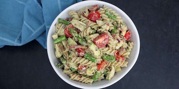 Lækker og cremet pastasalat med kylling og bacon.