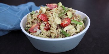 Lækker pastasalat med en dressing af avocado.