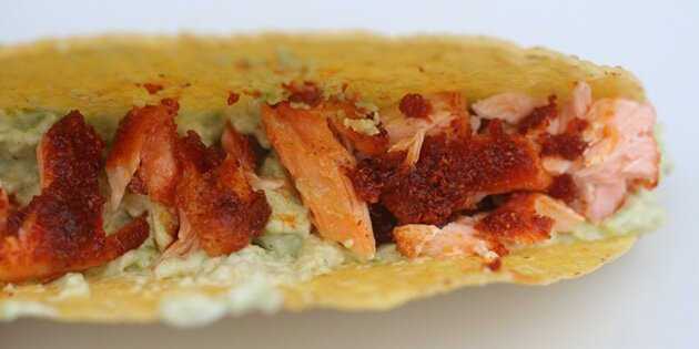 Fyld tacoskallerne med guacamole, laks, mere guacamole og salsa.