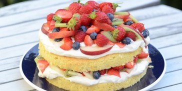 Vildt lækker lagkage med frugt, hvis friskhed passer perfekt til cremen og de svampede bunde med marcipan.