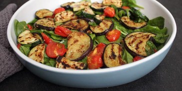 Lækker salat med grillede grøntsager og bagte tomater.