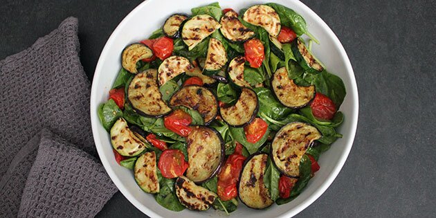 Fyldig salat, der smager himmelsk, og som ikke tager alverdens tid at smække sammen.