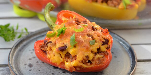 Det lækre fyld med ris, oksekød, tacokrydderi og ost giver masser af smag til retten.