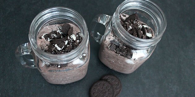 Milkshake med Oreos smager helt fantastisk. Jeg drak den på to minutter. Slurp!