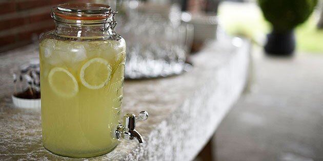 Skøn og læskende opskrift på lemonade, der både er flot og smager godt.