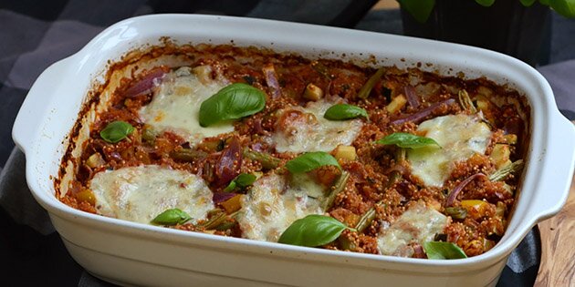 Lækkert alt-i-en grøntsagsfad med quinoa, så det er fyldt med proteiner og sunde sager.