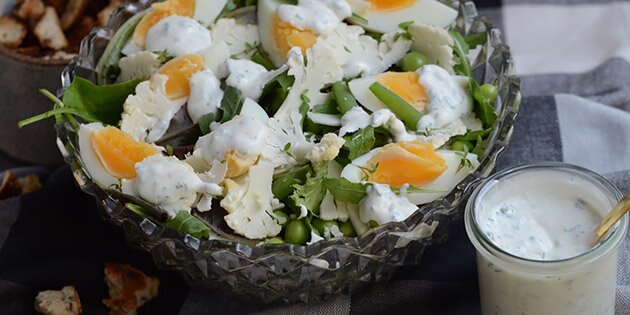 Fuldstændig forrygende salat med æg og blomkål.