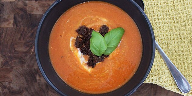 Sødmefuld og velsmagende tomatsuppe med bagte tomater.