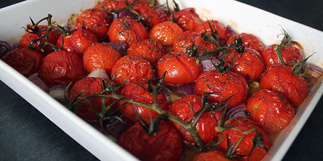 Tomater, løg, hvidløg og krydderier bages i ovnen, så de får ekstra meget smag.