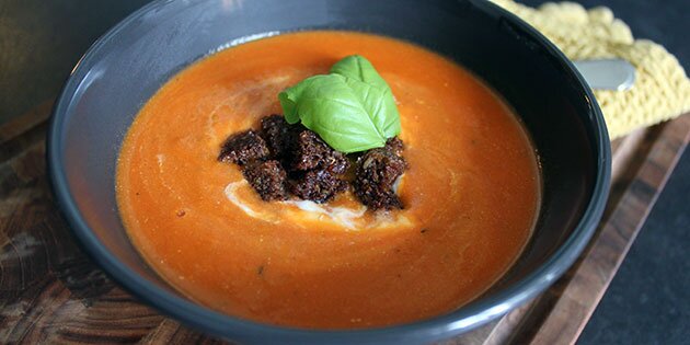 Den flotte, røde suppe smager vanvittigt godt.