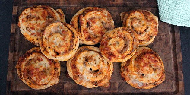 Lækre pizzasnegle med spinat og parmaskinke.