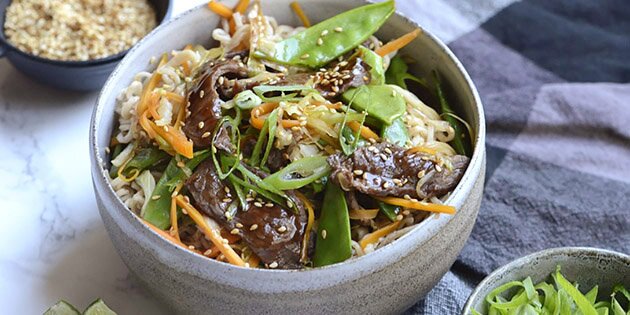 En lækker omgang wok med oksekød og grøntsager, der serveres med skøn topping.