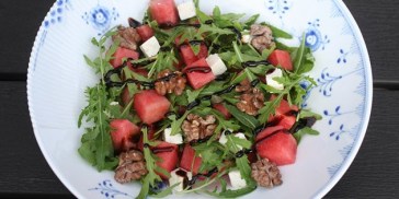 Lækker vandmelonsalat med feta, rucola og saltede valnødder samt balsamico som dressing.