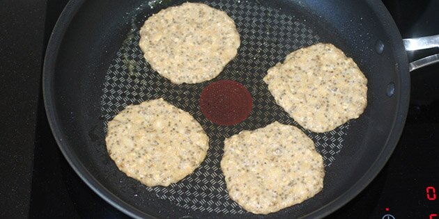 Bananpandekagerne steges på panden.