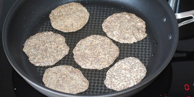 De steges på panden.