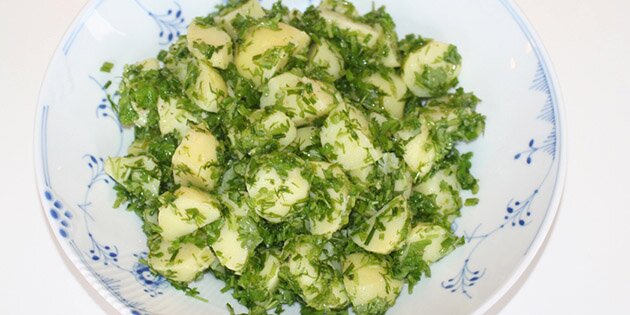 Grøn kartoffelsalat med masser af urter.