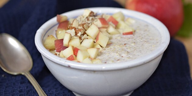 Spis den herlige kolde quinoagrød til morgenmad, så er du garanteret en mættende og sund start på dagen.