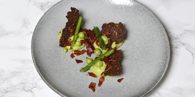 Sprødt og blødt går hånd i hånd i den lækre forret med parmaskinke og asparges.