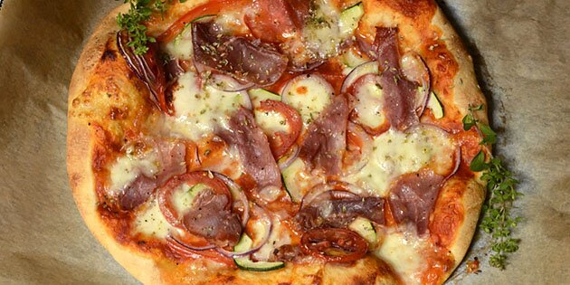 Pizza med grøntsager og parmaskinke er uden tvivl en af favoritterne.