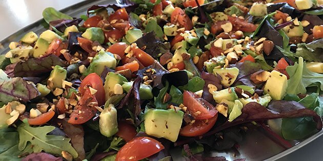 Salaten smager ekstra godt i samspil med den simple dijondressing