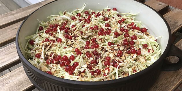 Salaten får et ekstra sprødt element i de ristede mandler