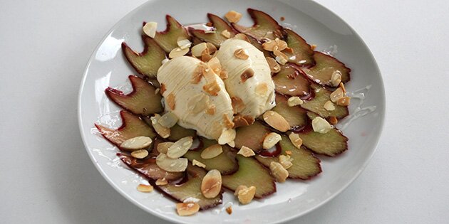 Rabarber hører sommeren til, og her kombineres de med vaniljeis og mandelflager i en dessert