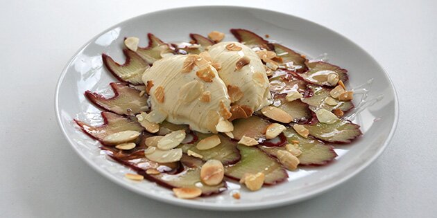 Fantastisk lækker rabarbercarpaccio, der skal serveres som dessert