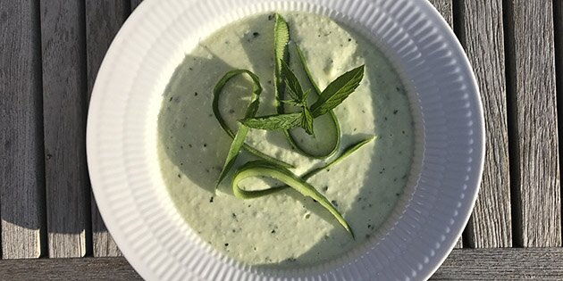 Agurkesuppe kan serveres kold med et glas god hvidvin til