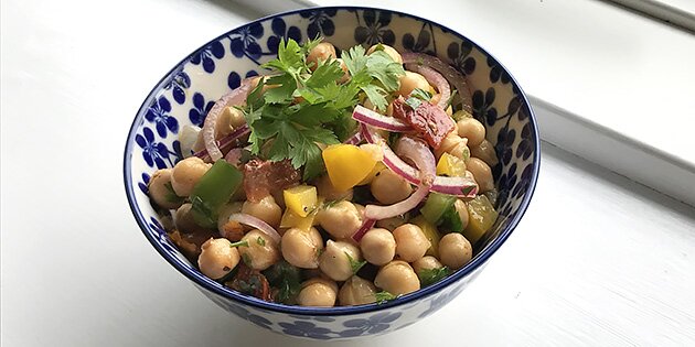 Dejlig kikærtesalat med en skøn dressing med lime og hvidløg