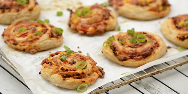 Pizzasneglene er bløde og lækre, og fyldet gør dem ekstra saftige.