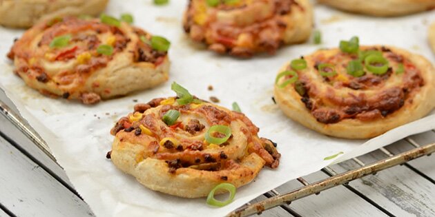 Utroligt lækre pizzasnegle med oksekødsfyld og masser af smeltet ost.