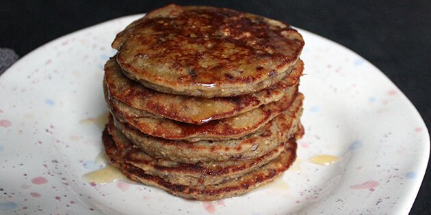 Små pandekager med banan, æg, havregryn og dadler.