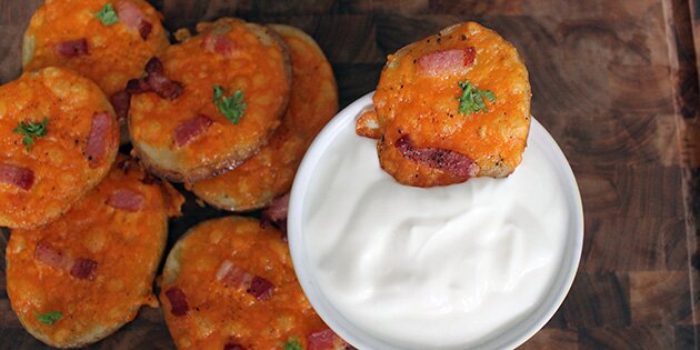 Kartoffelskiver med smeltet ost og sprød bacon er lige sagen.