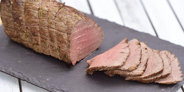 Saftig og lækker roastbeef lavet i ovnen, så man kan lave masser af skønt tilbehør imens.