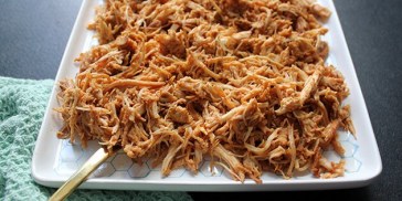 Lækker pulled chicken, der er saftig og mør kylling trukket fra hinanden.