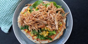 Jeg brugte pulled kylling på fladbrød med grønt.