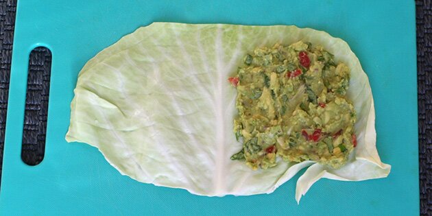 Guacamolen smøres på.