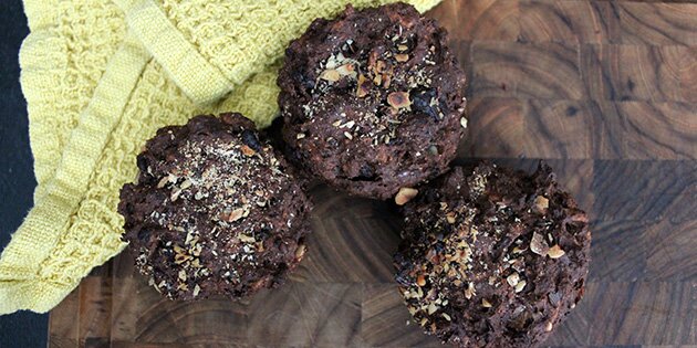 Nemme rugbrødssnacks med mørk chokolade og hasselnødder.
