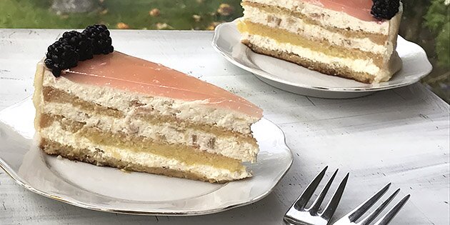 Kombinationen af lagkagebunde, rom, rabarber og hvid chokolade er helt perfekt.