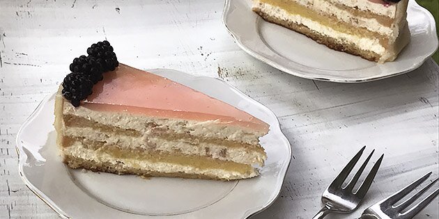 Rabarberlagkagen toppes med en dejlig frisk rabarbergelé.