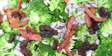 Broccolisalat med bacon, rødløg og rosiner