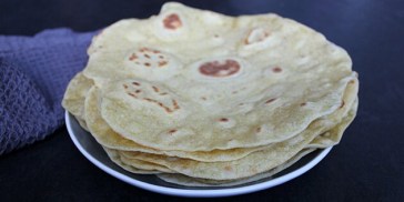 Hjemmelavede tortillapandekager, der er lavet med majsmel.