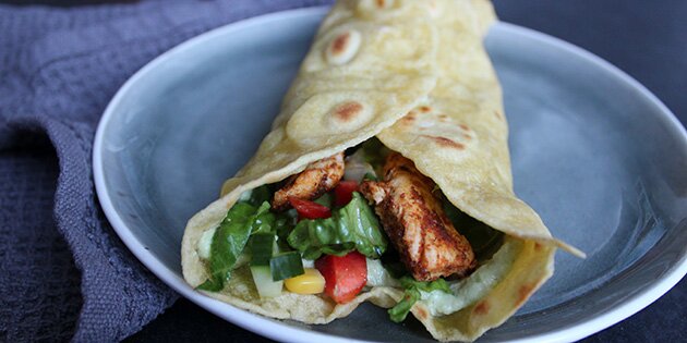 Jeg fyldte de mexicanske pandekager med kylling, salat og guacamole.