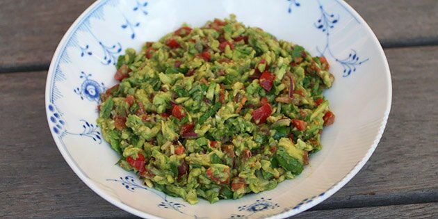 Nem opskrift på guacamole med tomat.