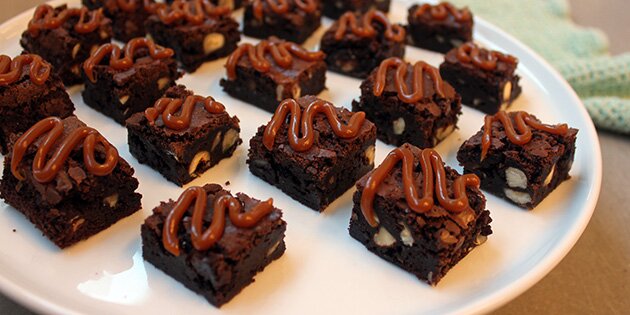 Pynt evt. kagestykkerne med karamelsauce eller glasur efter eget ønske.