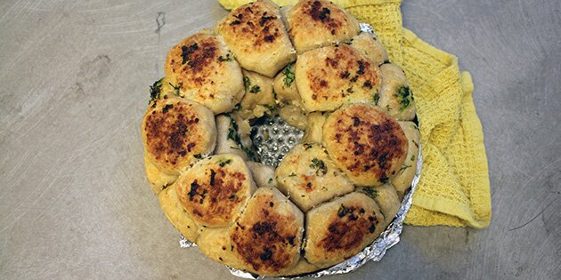 Super lækkert pull apart brød med ost og hvidløg.